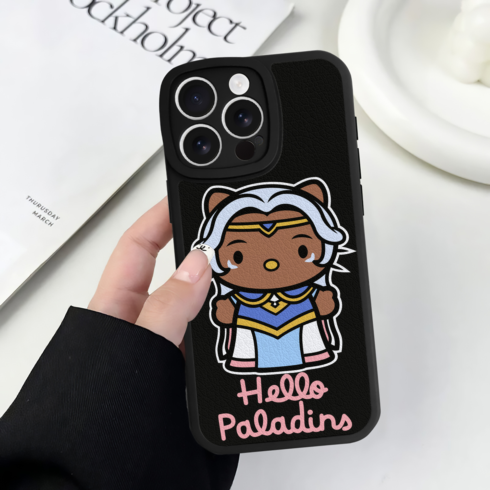 （画像用） Hello Kitty ハローキティ 【iPhone 16シリーズ対応】シリコンスマホケース（レザー調） 材質：シリコン